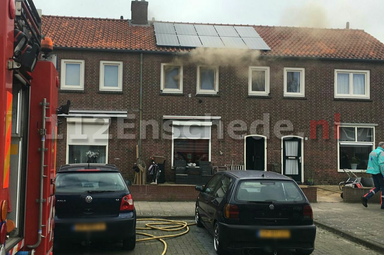 VIDEO: Gewonde bij woningbrand Benkoelenstraat Enschede