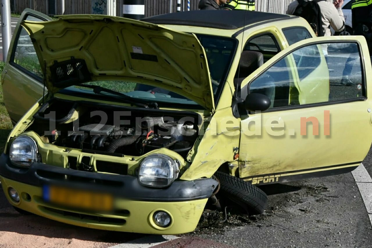 Gewonde bij aanrijding tussen twee auto’s in Enschede