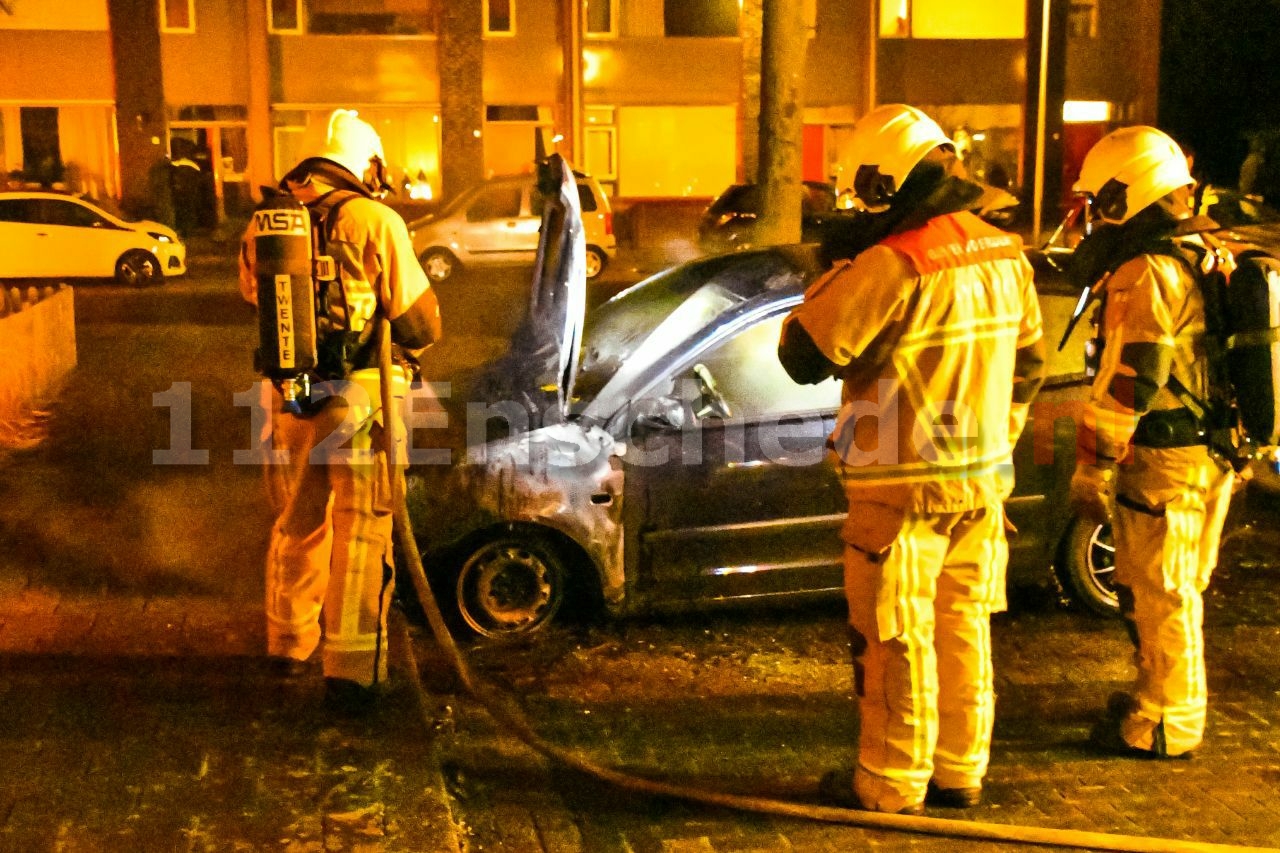 Opnieuw auto in vlammen in Enschede, politie onderzoekt brandstichting