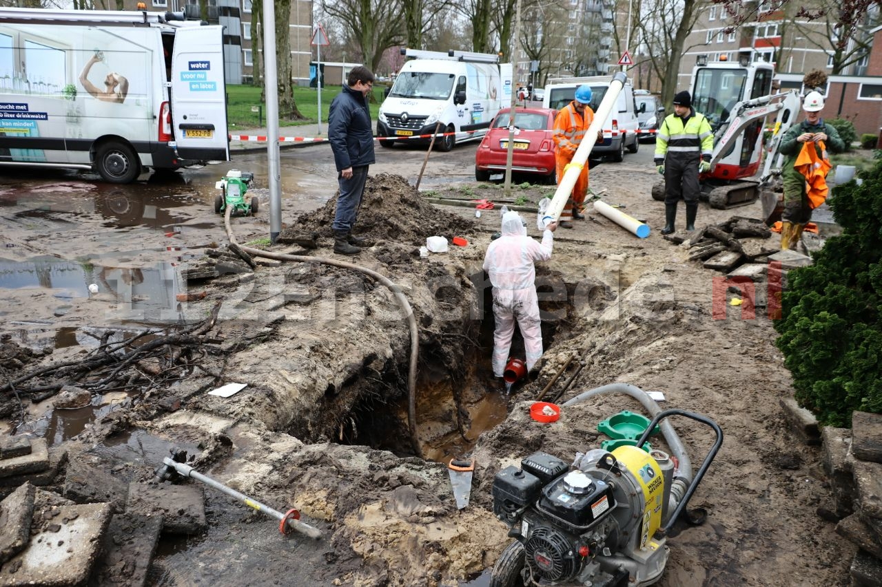 Wijk in Enschede zonder water door geknapte leiding