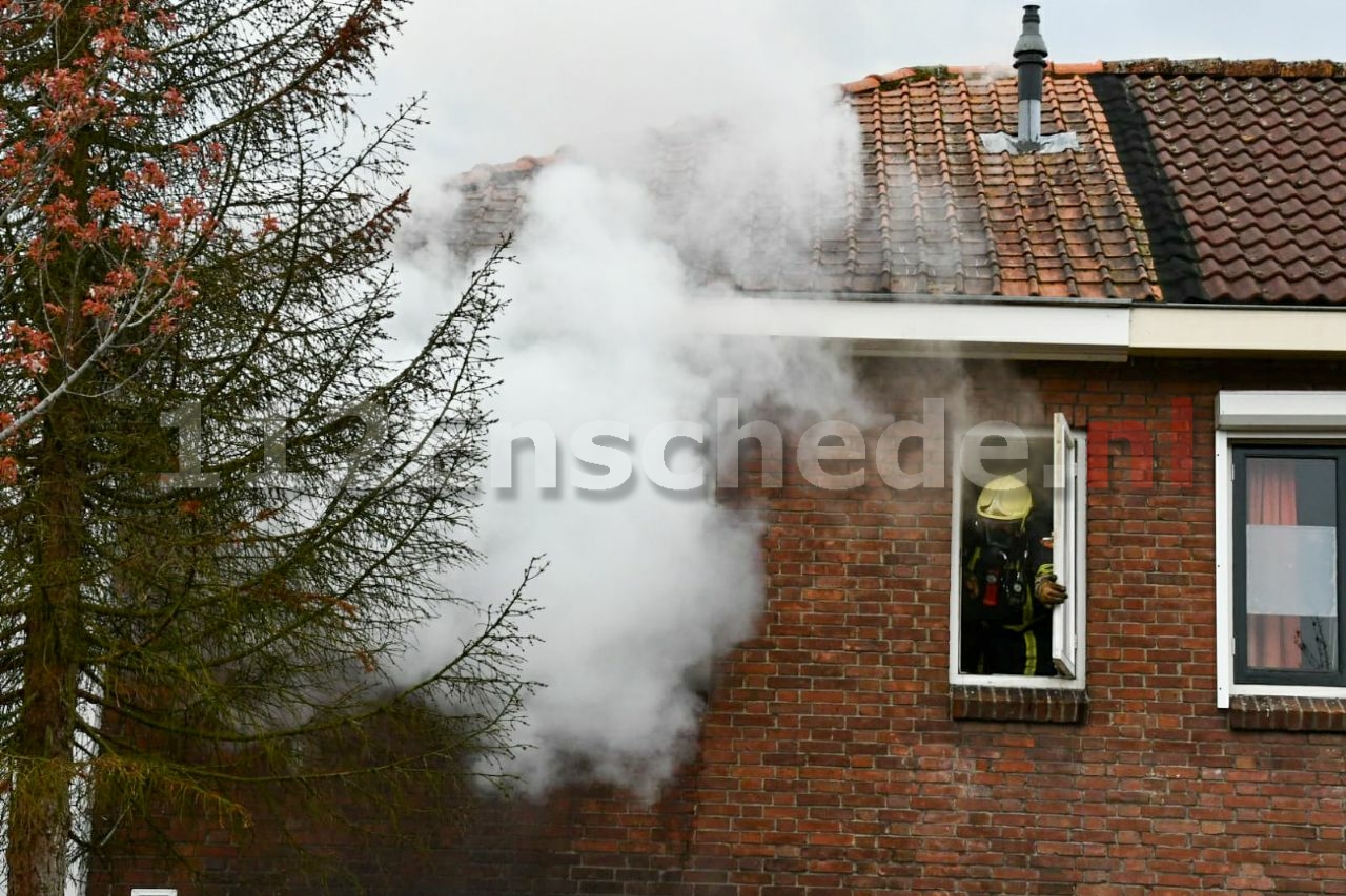 VIDEO: Uitslaande woningbrand Jasmijnstraat Enschede snel onder controle