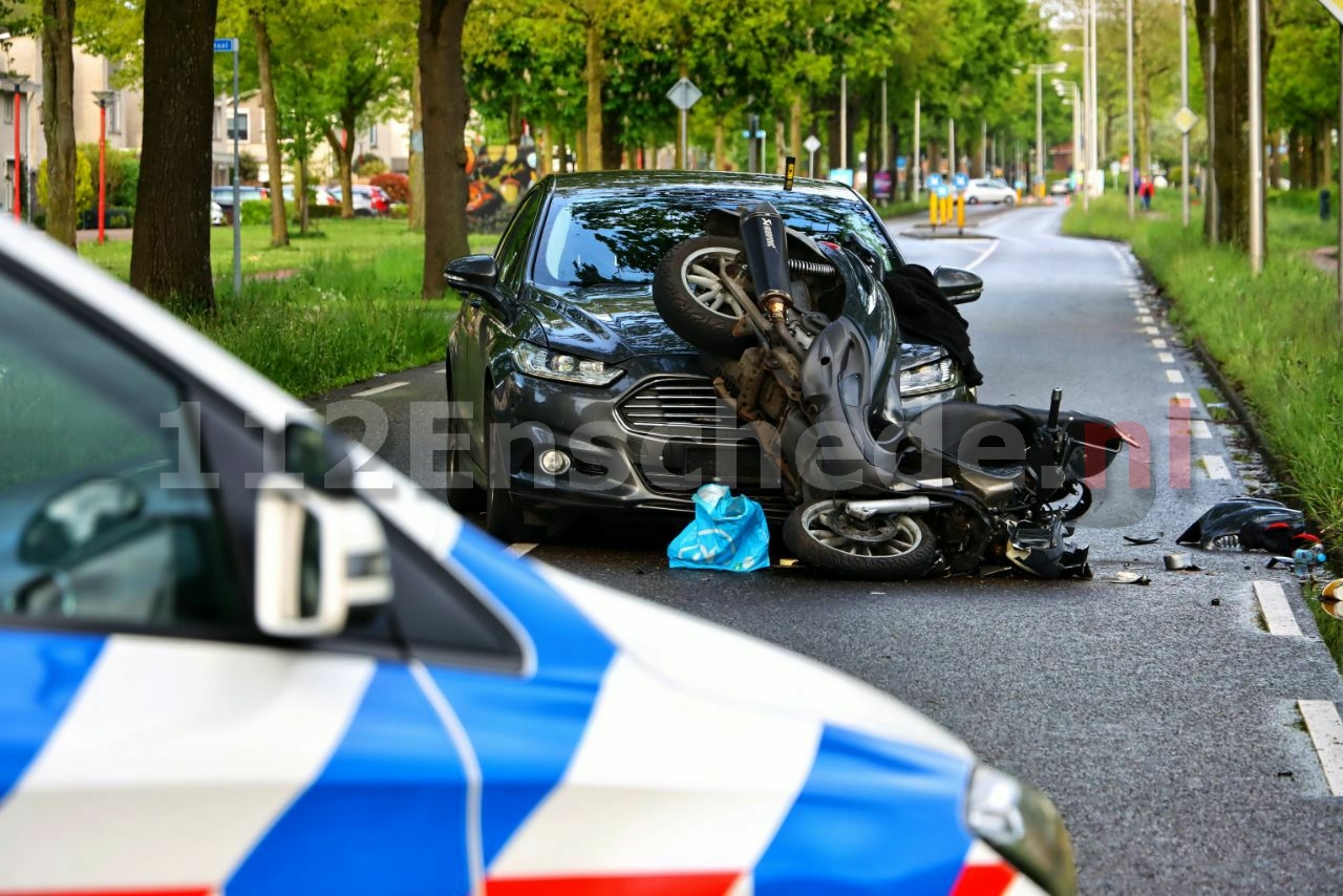 VIDEO: Undercover politieauto botst met gestolen scooter in Enschede
