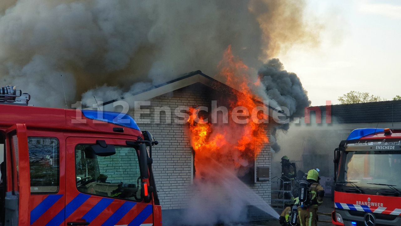 Uitslaande brand op woonwagenkamp in Enschede