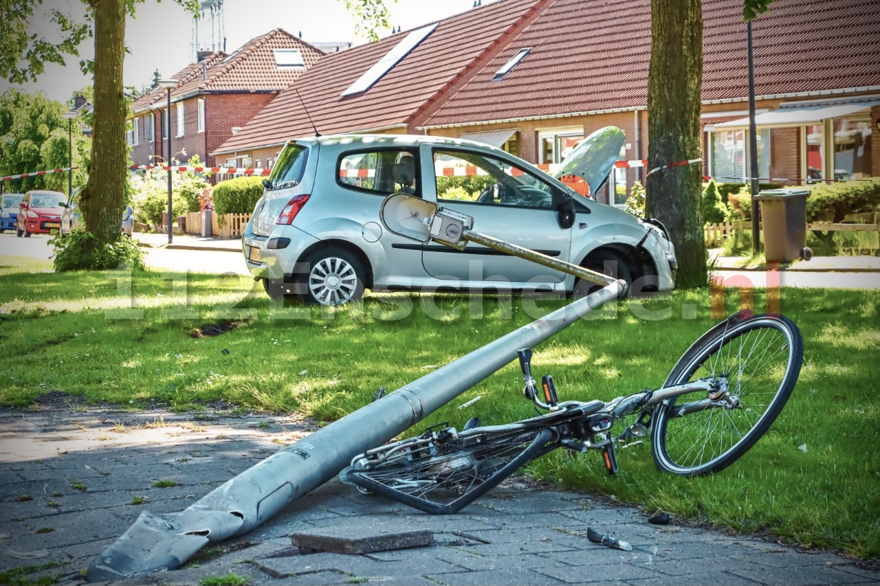 Auto botst op twee fietsers, lantaarnpaal en boom in Enschede, VOA doet onderzoek
