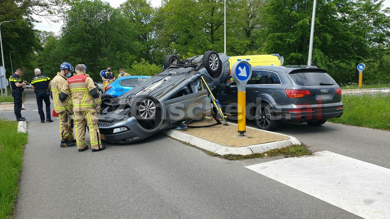 Auto slaat over de kop Oostweg Enschede