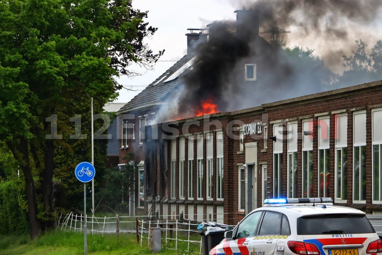 Uitslaande brand bij bedrijf in Enschede