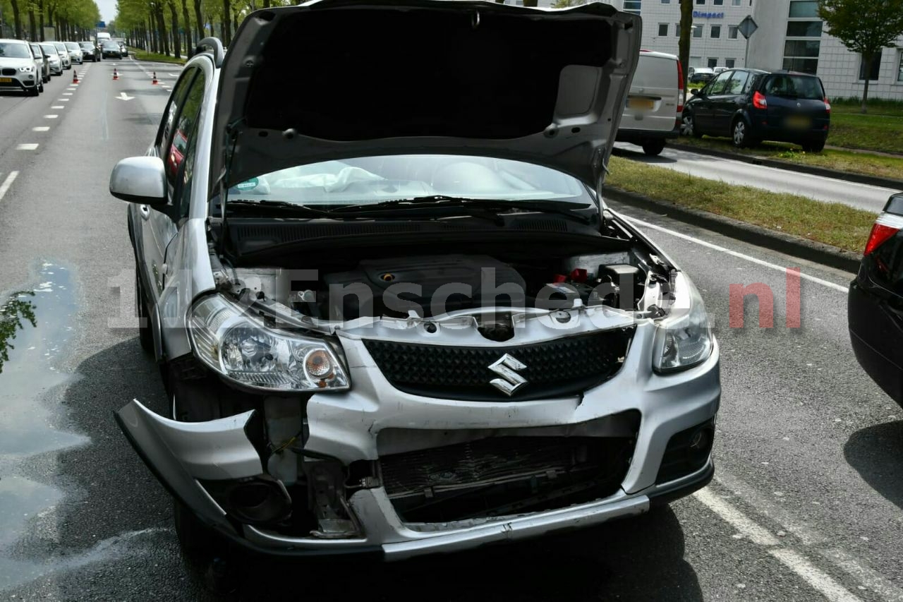 Ongeval tussen auto en taxibusje in Enschede