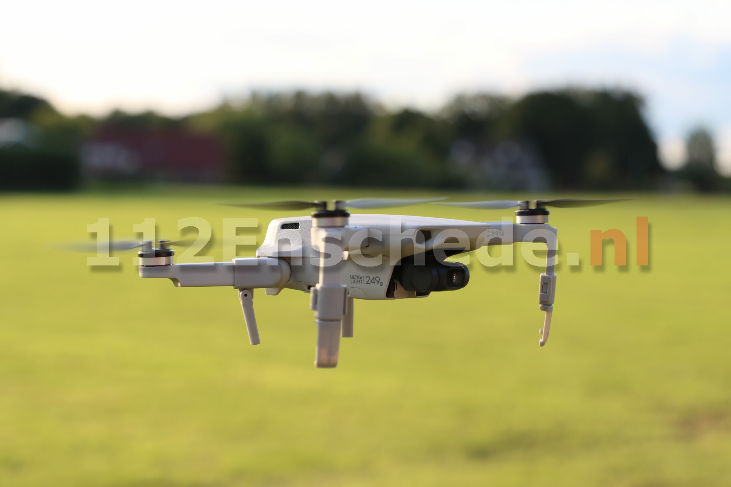 Drone stort neer bij luchthaven Twente; twee personen meegenomen door Marechaussee