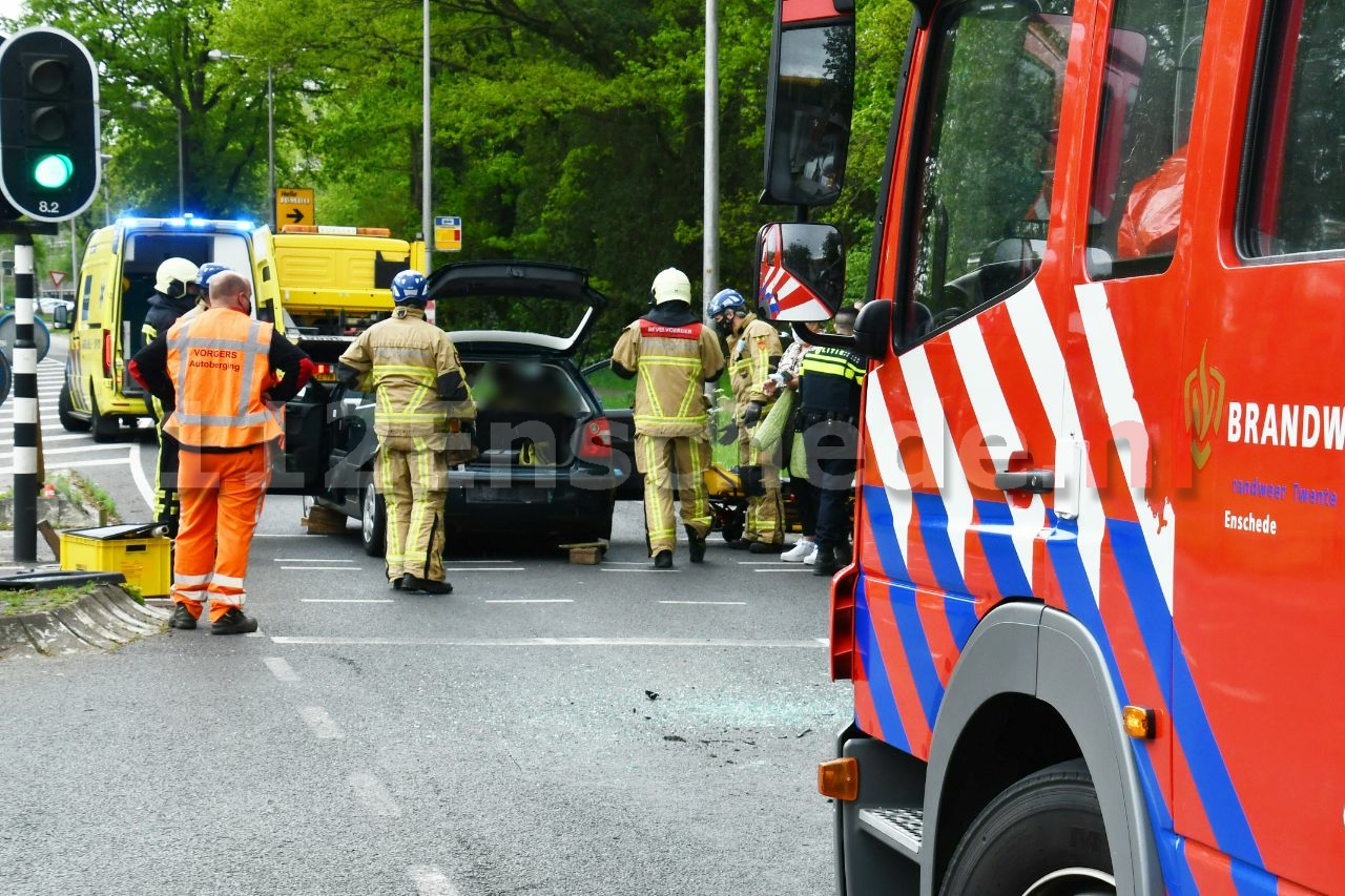 Brandweer knipt bijrijder uit auto na aanrijding in Enschede