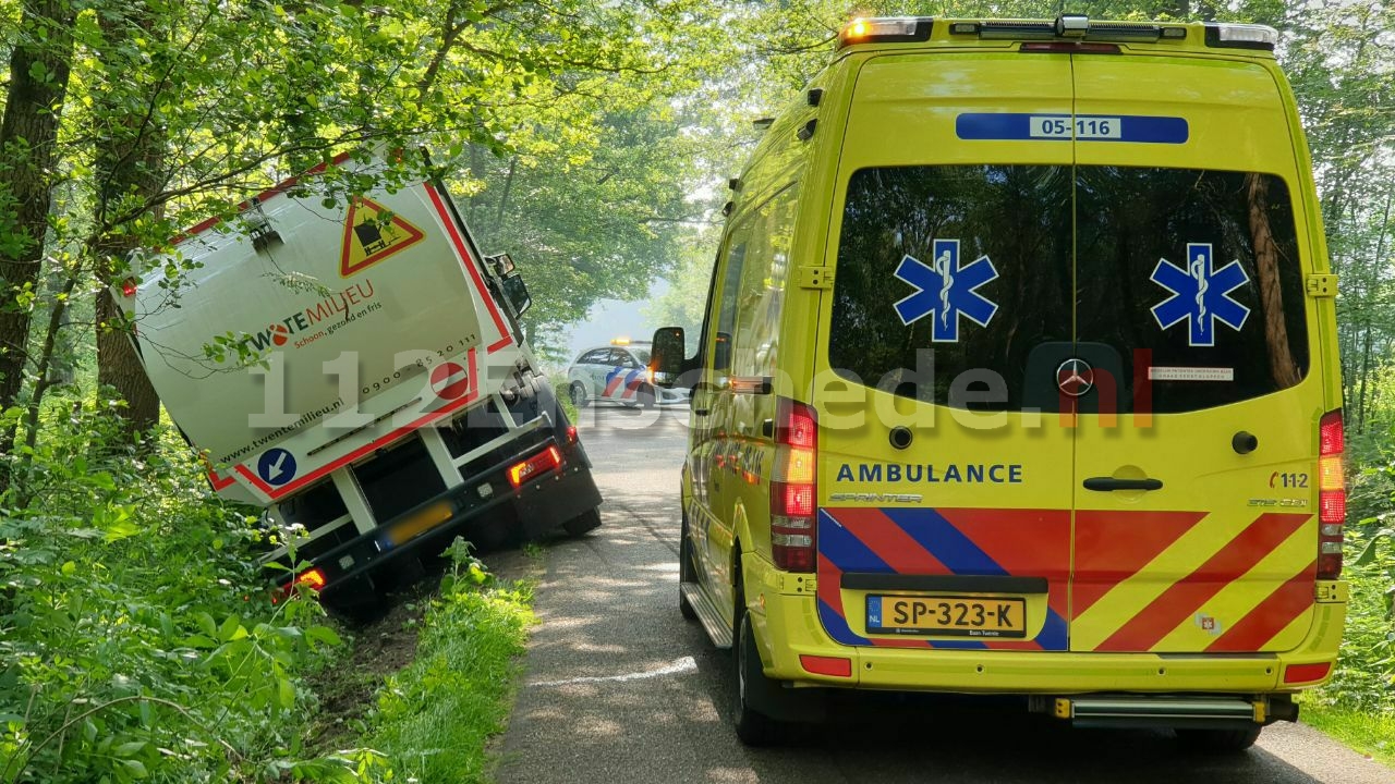 Vuilniswagen raakt van de weg en botst tegen boom in Enschede