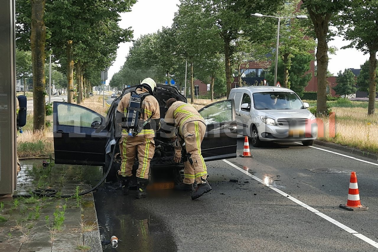 Autobrand pal voor brandweerkazerne in Enschede