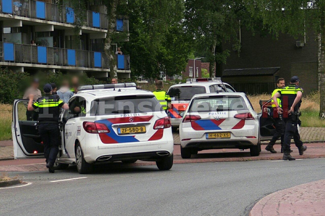 Politie veegt rotonde schoon na Oranjefeest in Enschede