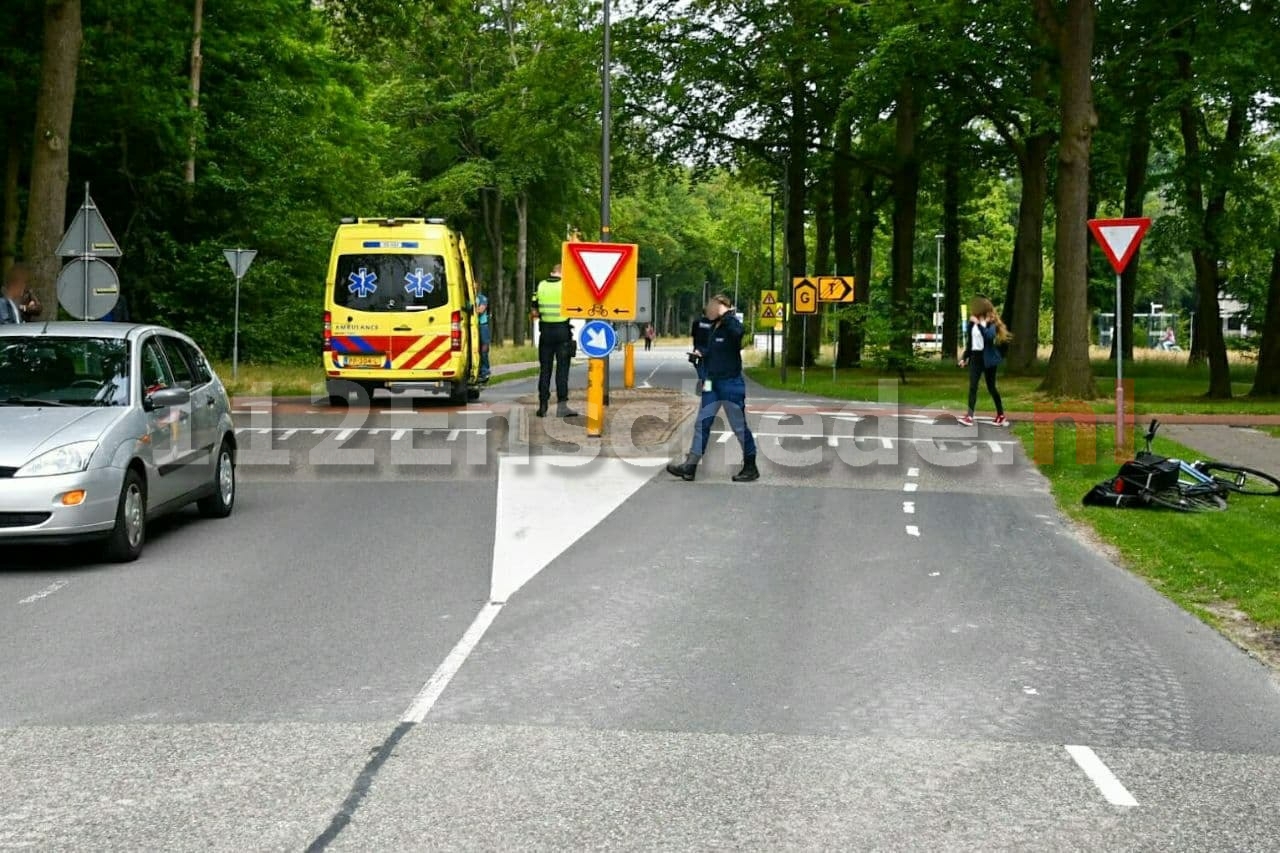 Auto botst met fietser op UT in Enschede