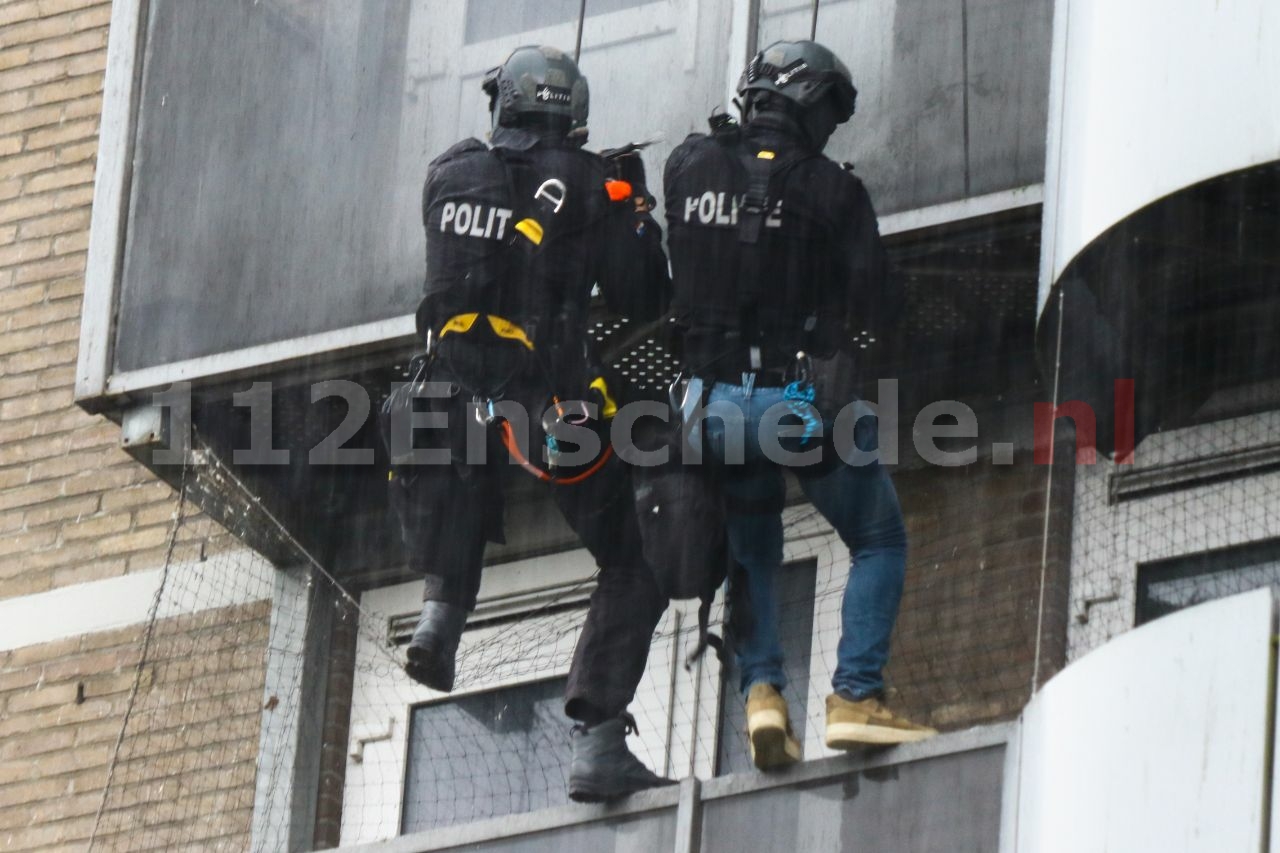 VIDEO: Dreiging met molotovcocktails in Enschede: inval DSI in appartementencomplex