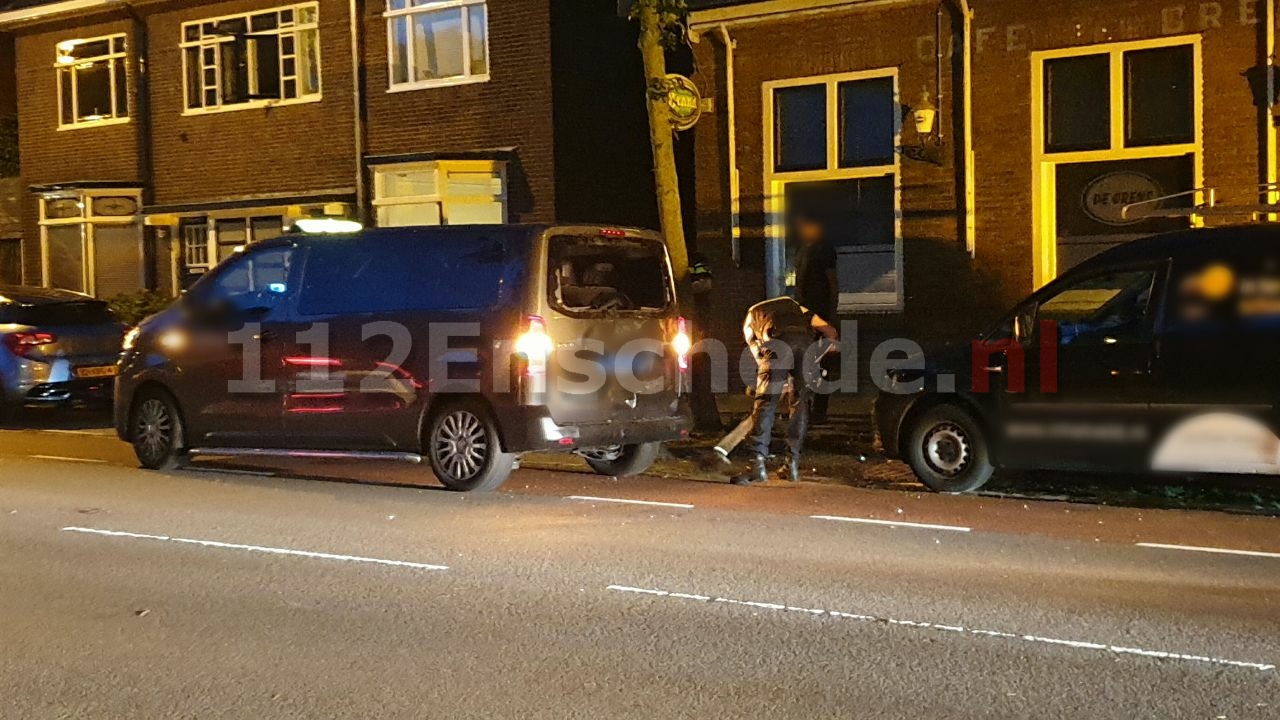 Fietser botst achterop taxibusje in Enschede