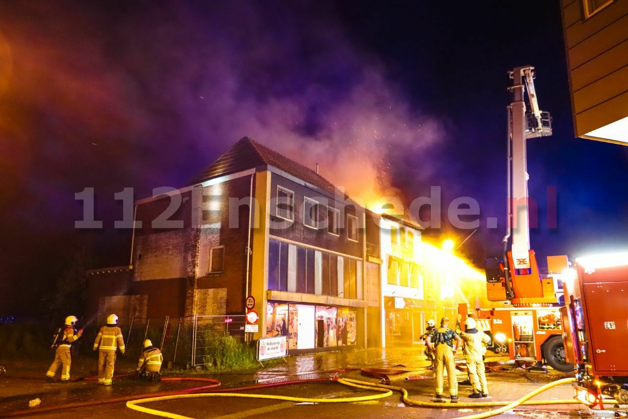 Grote uitslaande brand bij winkelpand in centrum Haaksbergen