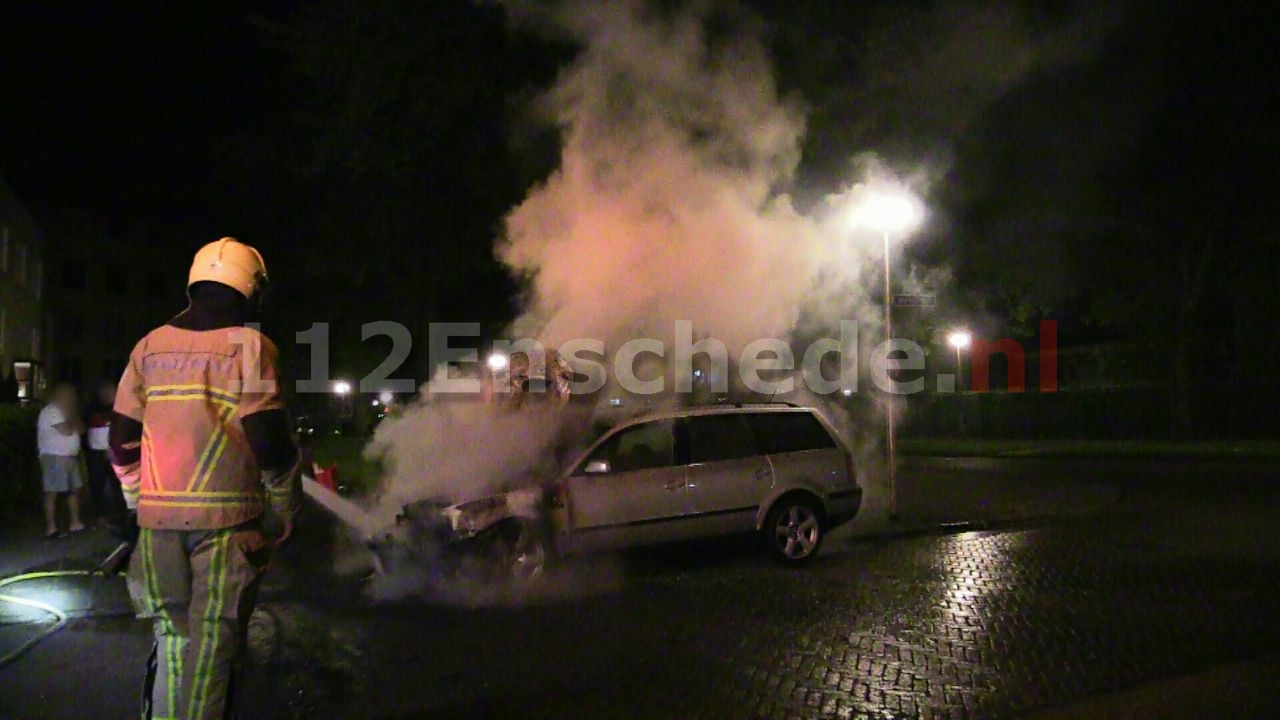 Auto in Enschede gaat in vlammen op