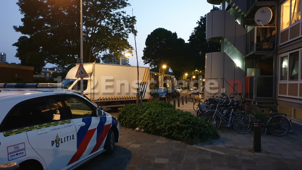 Politie rolt hennepkwekerij op in flatgebouw in Enschede
