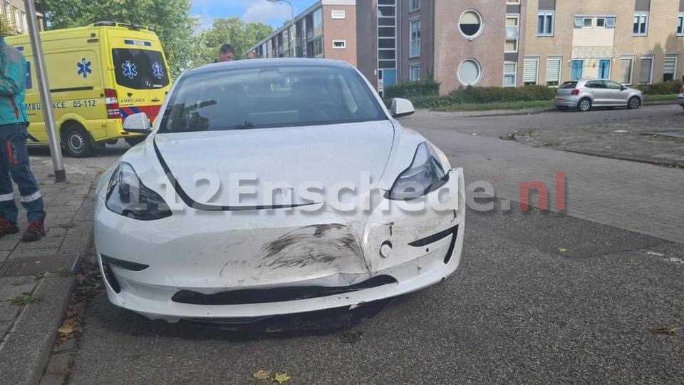 Boete voor verkeerd geparkeerde auto na aanrijding in Enschede