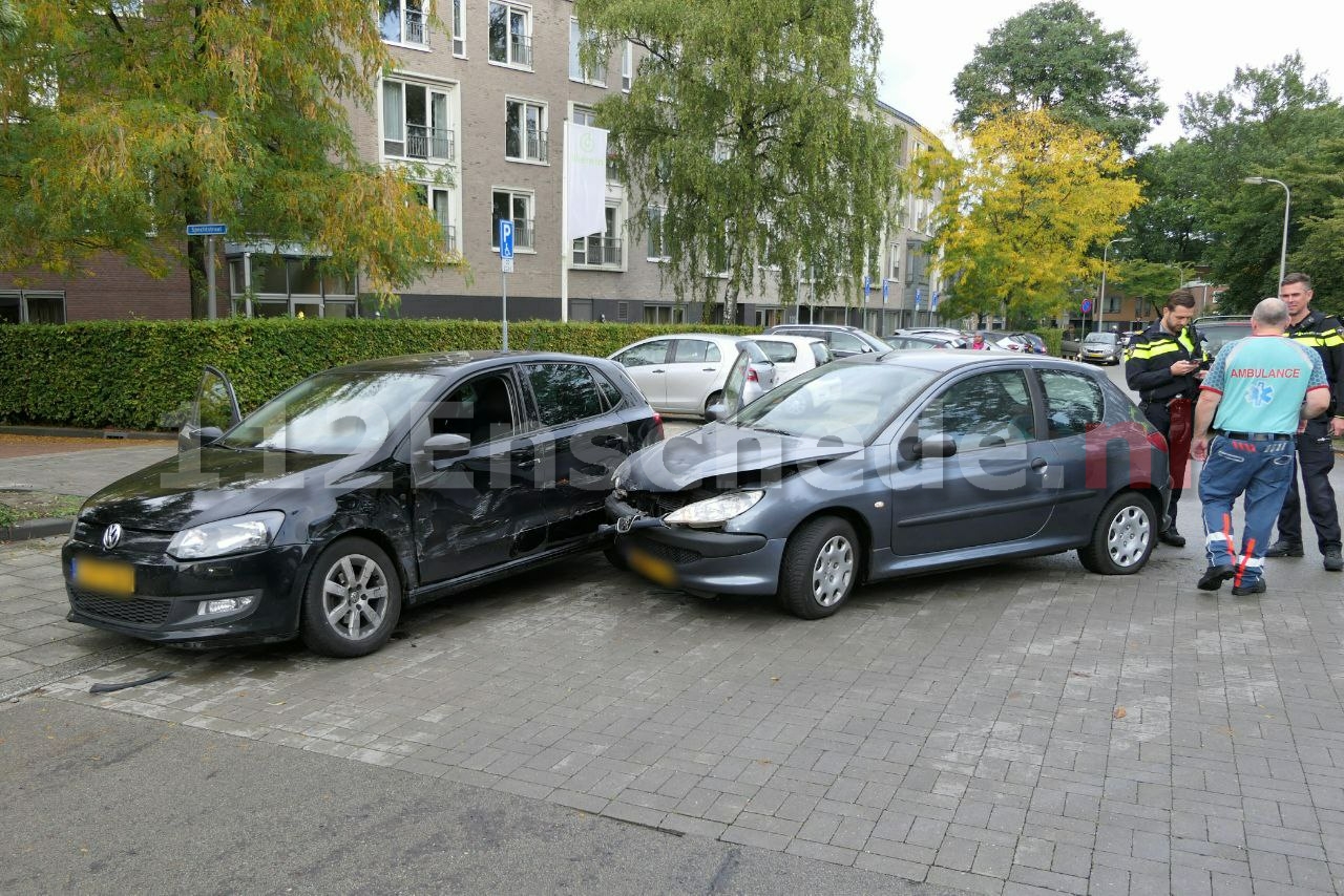 Gewonde bij aanrijding in Enschede-Noord