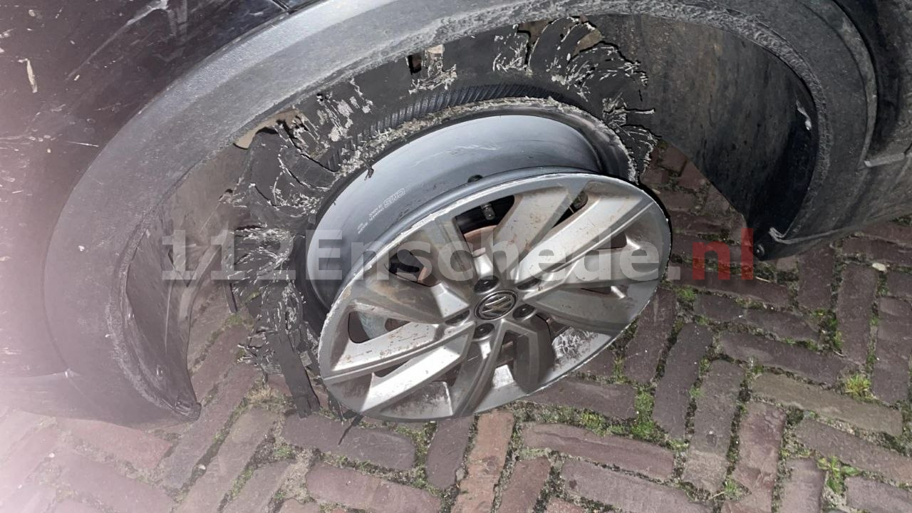 Auto rijdt kilometers op drie banden door Enschede