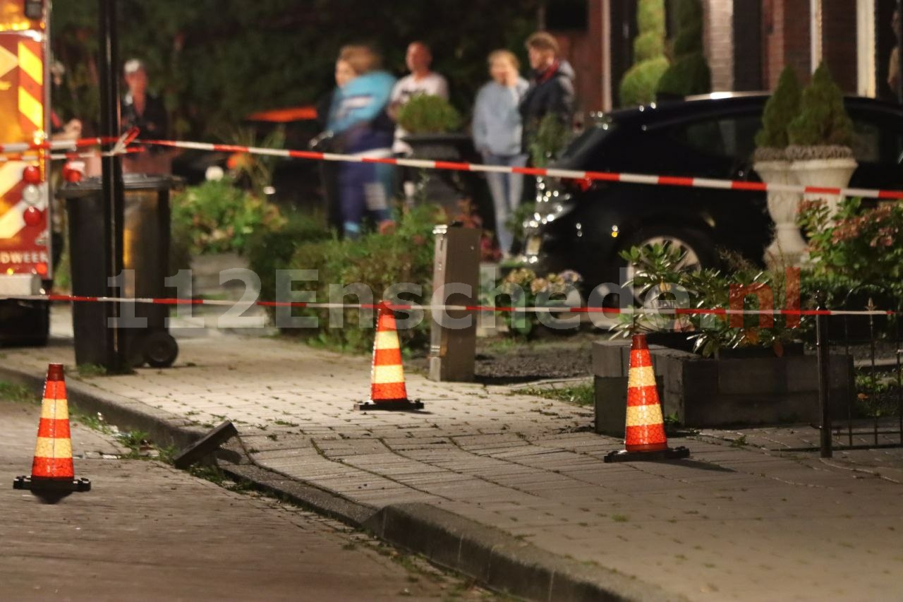 VIDEO: Ontploffingen onder trottoir in Enschede, stenen vliegen de lucht in, omgeving afgezet