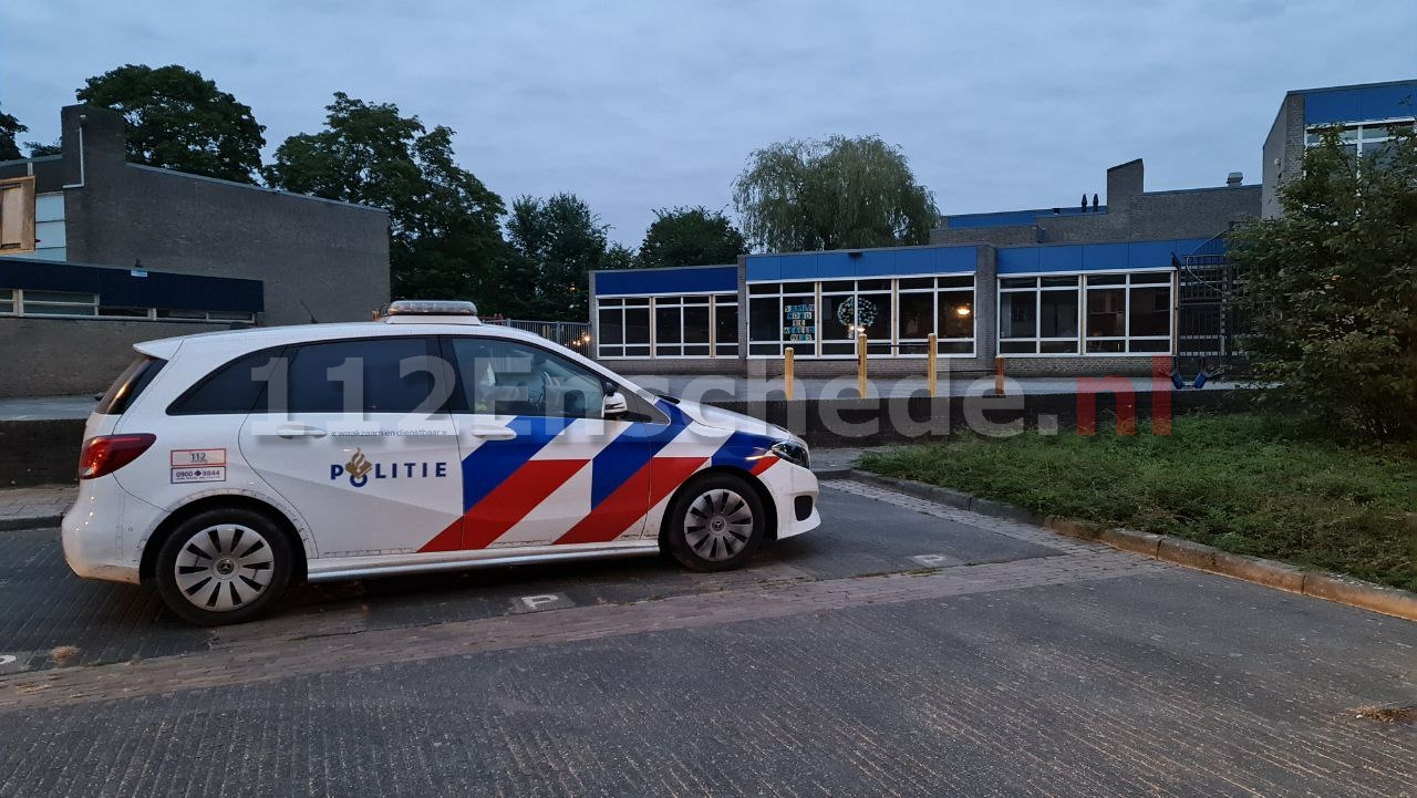 Persoon valt door dak basisschool Haaksbergen, traumahelikopter ingezet