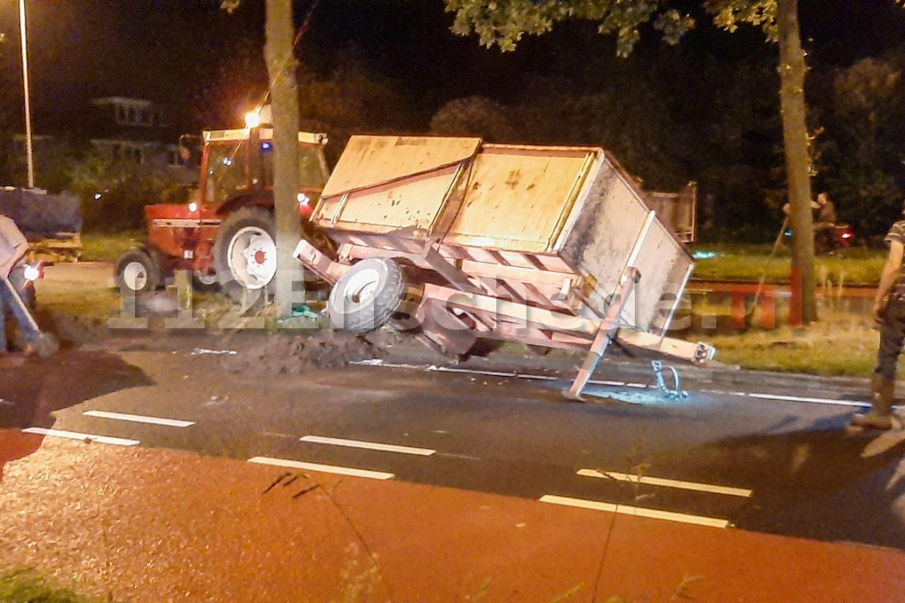 Aanhanger met zand kantelt op de Broekheurne-Ring in Enschede