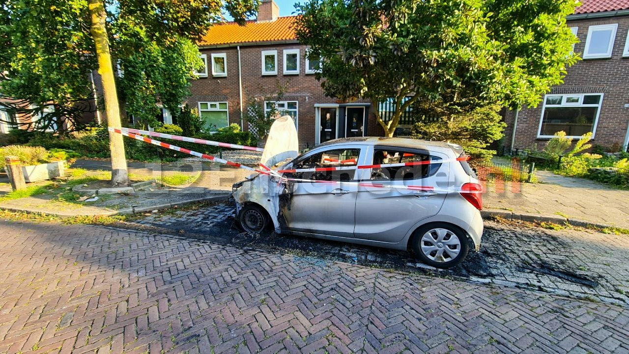 Auto brandt volledig uit in Enschede