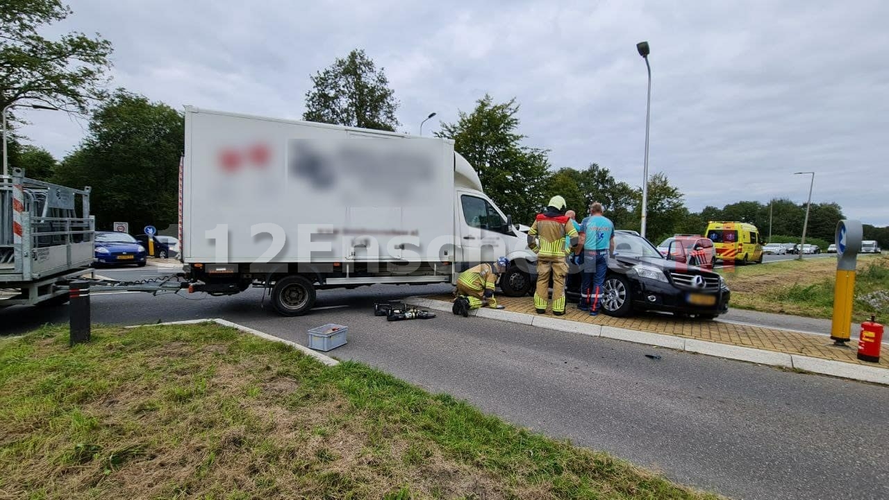 Opnieuw aanrijding op de Oostweg in Enschede, auto botst met vrachtwagen met aanhanger
