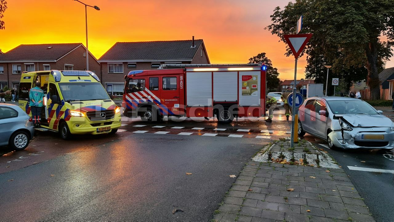 Twee auto’s total loss bij ongeval Oldenzaalsestraat Enschede