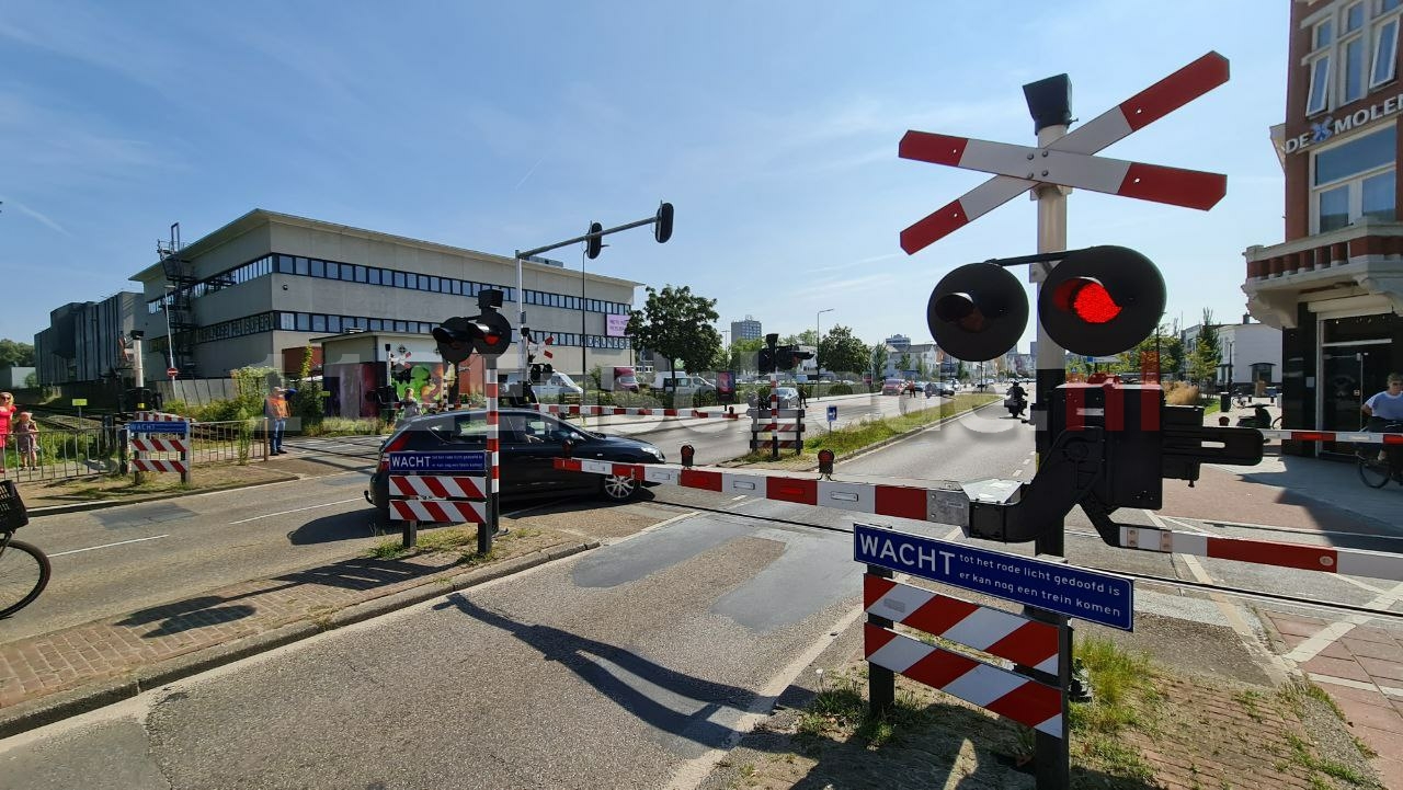 Lange files in centrum Enschede door storing spoorwegovergang