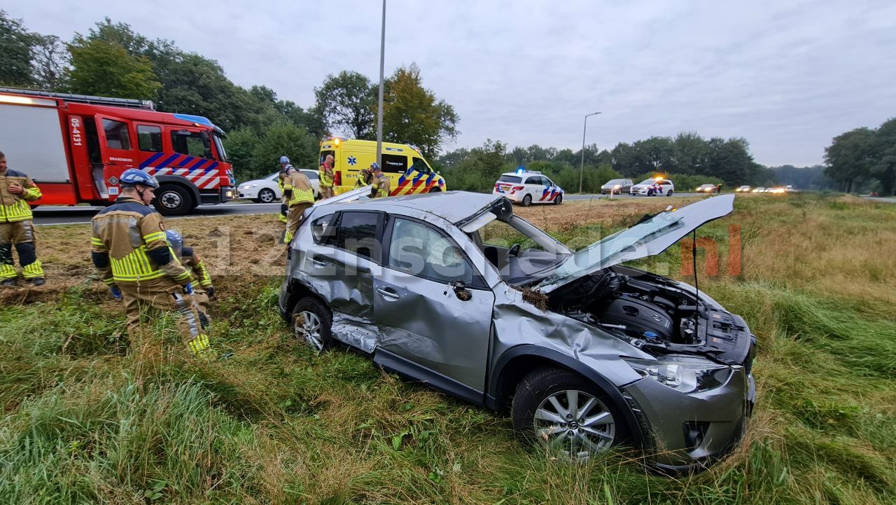 Tweede dag op rij zware aanrijding op de Oostweg in Enschede, auto botst met busje en slaat over de kop