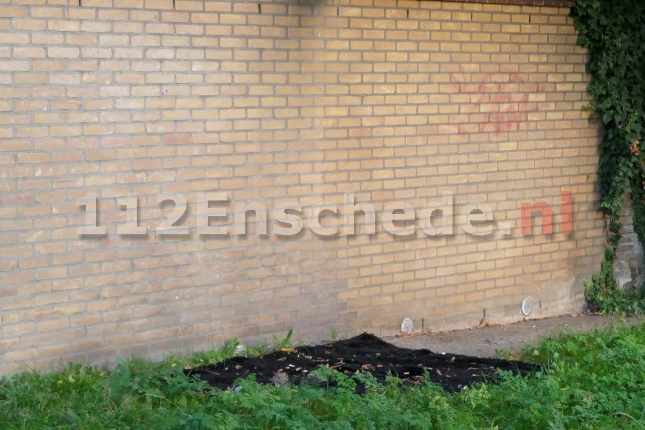 Brandend tapijt naast flatgebouw in Enschede
