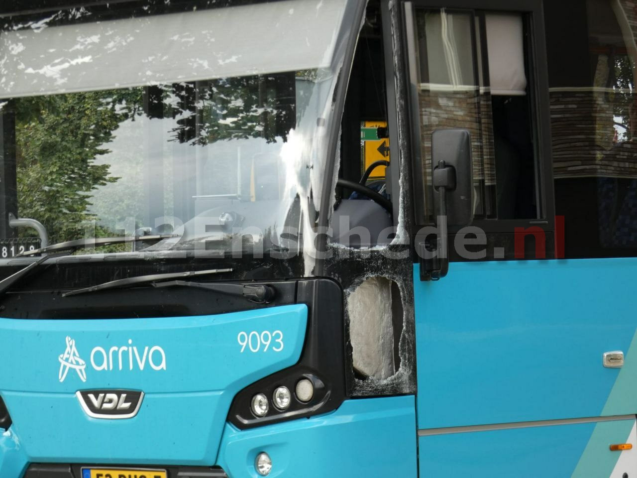 Lijnbus en auto botsen in Enschede