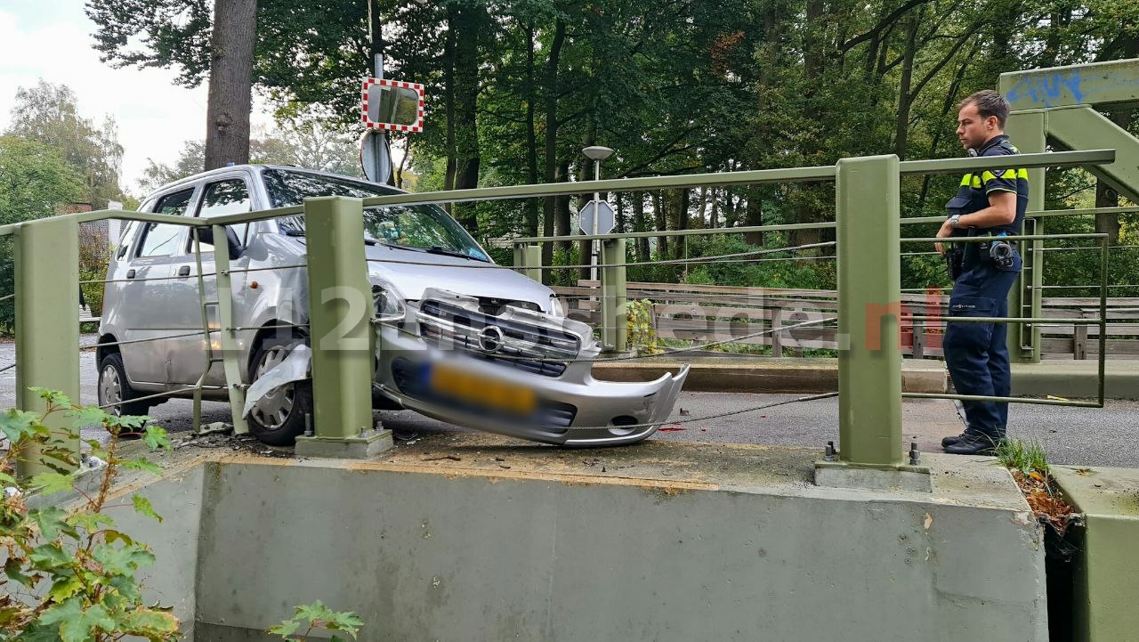 Auto botst op viaduct in Enschede