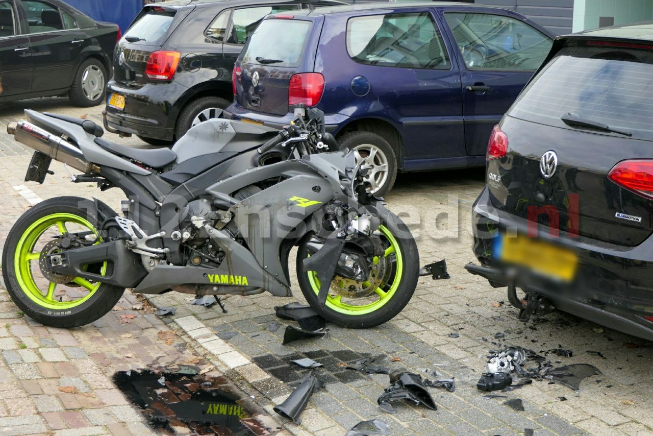 Motorrijder botst op geparkeerde auto in woonwijk Enschede