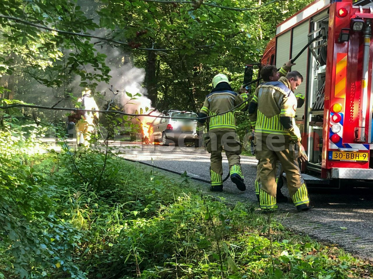 Auto vliegt in brand tijdens rijden in Enschede