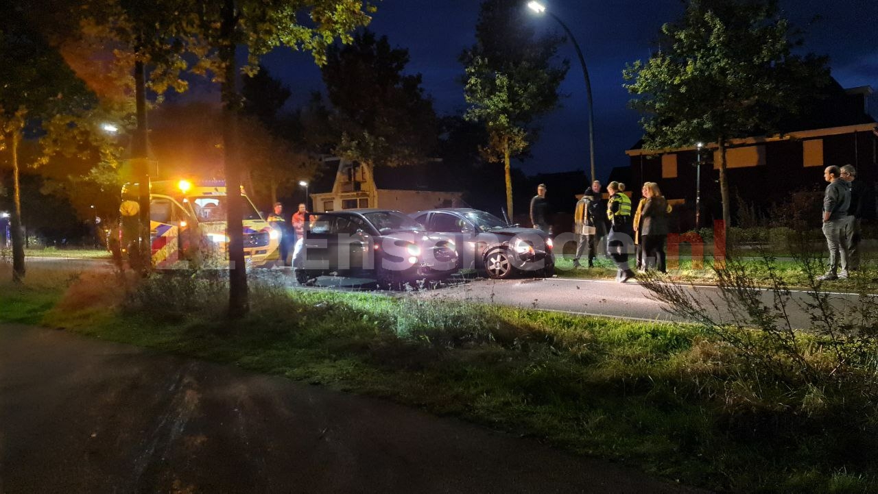 Hengelosestraat Enschede afgesloten na aanrijding, vrouw naar het ziekenhuis