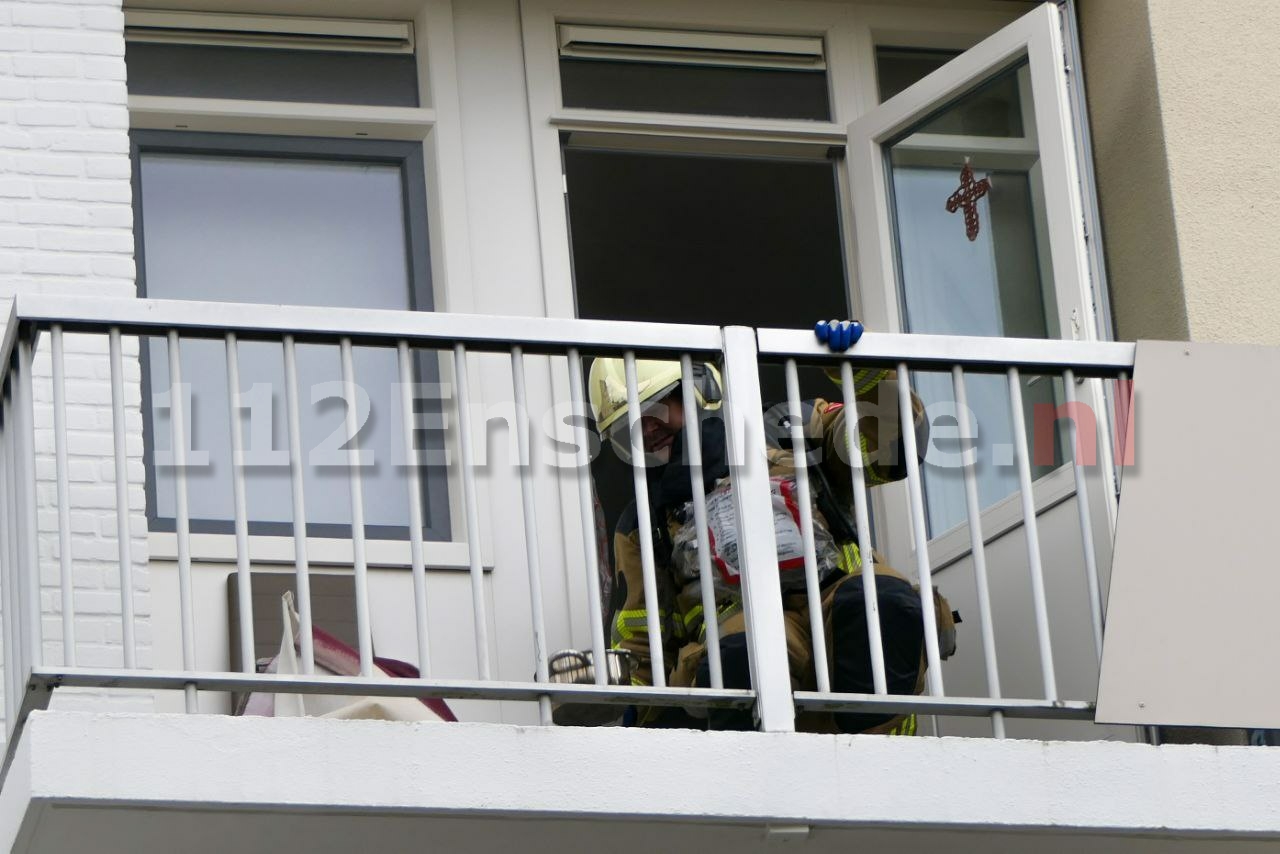 Hulpdiensten forceren deur van appartement in Enschede