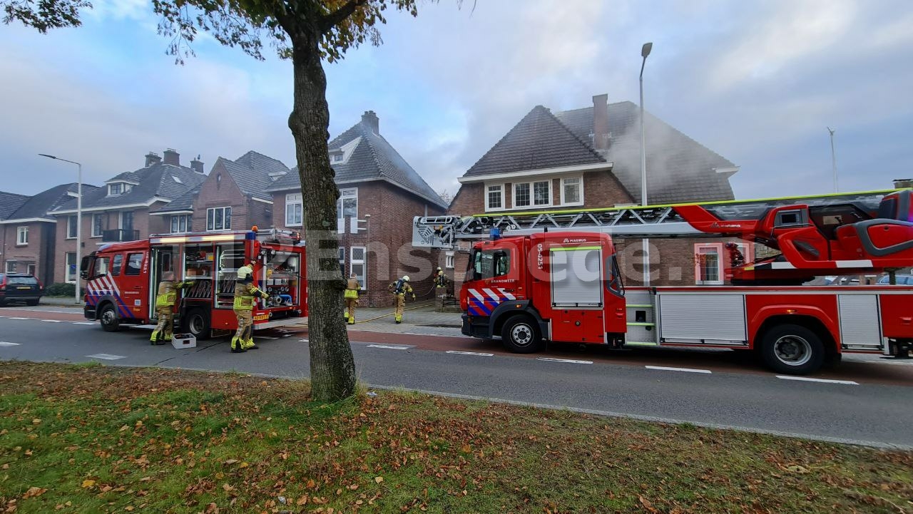VIDEO:Brandweer zet deel Lasondersingel af na brand in kantoor Enschede