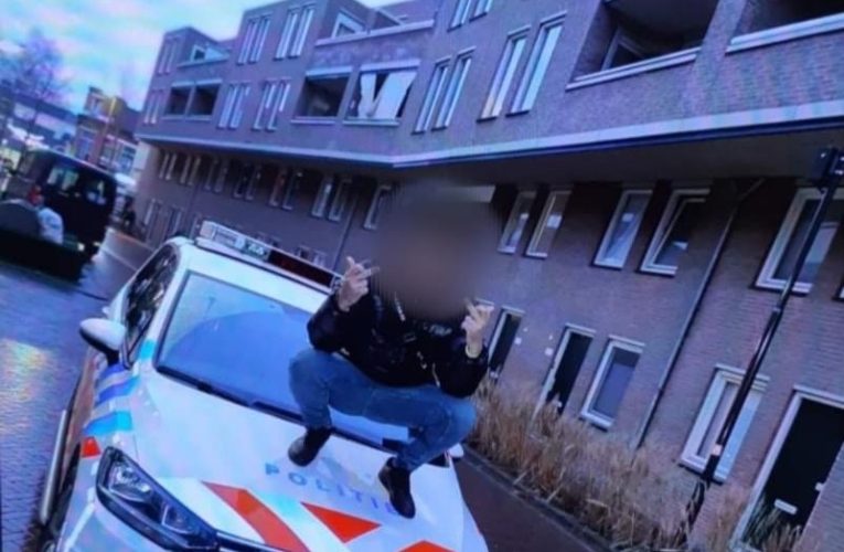 Man die op politieauto in Enschede sprong voor foto aangehouden door politie