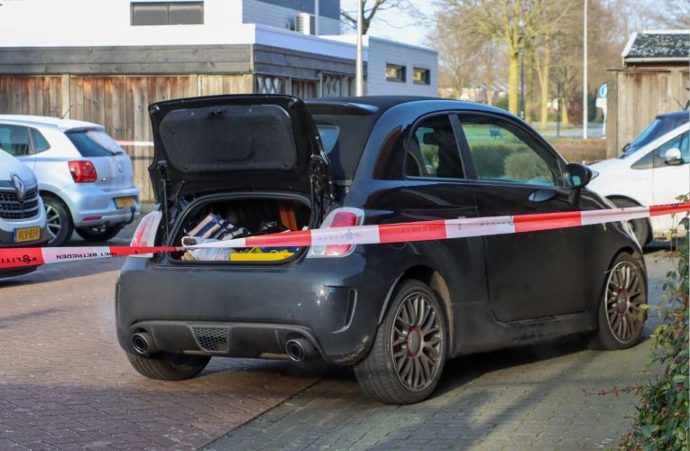 Politie lost schoten bij klemrijden van overvallers in Enschede