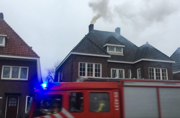 Flinke rookontwikkeling bij schoorsteenbrand in Enschede, Oldenzaalsestraat beide richtingen afgesloten