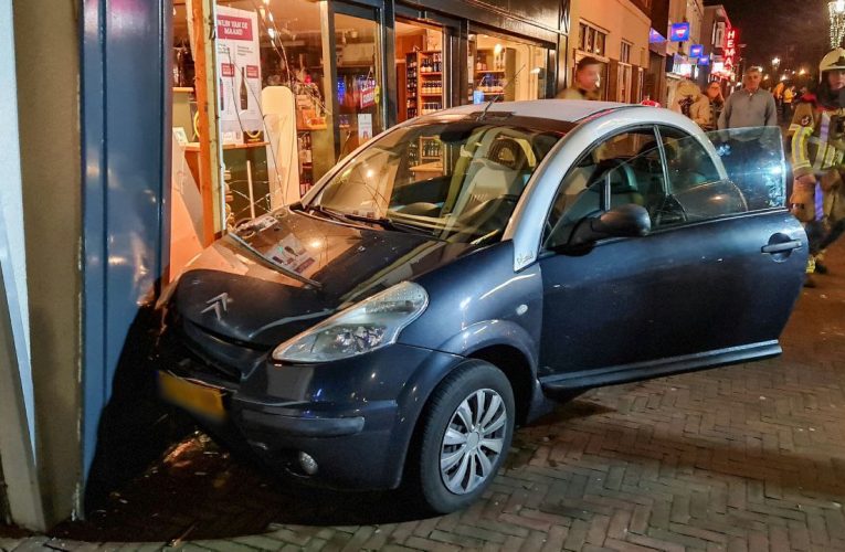 Automobilist ramt auto en winkel in Glanerbrug en gaat er vandoor