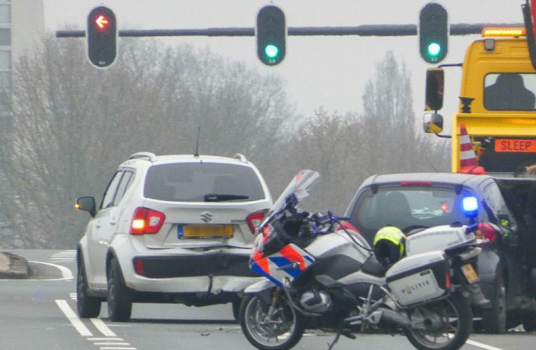 Auto’s botsen op de Zuiderval in Enschede