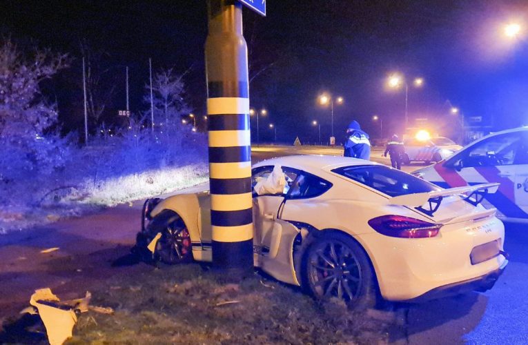 Porsche ramt verkeerslicht op Auke Vleerstraat in Enschede en raakt zwaar beschadigd