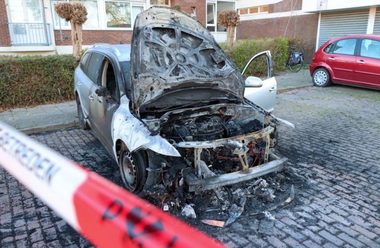 Auto in vlammen op in Enschede, politie doet onderzoek