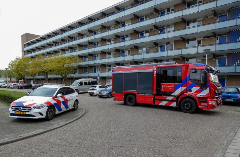 Scheuren in gevel van flatgebouw Geesinkweg Enschede