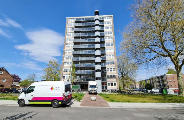 Gevaarzetting door hennepkwekerijen met honderden planten in flatgebouwen in Enschede